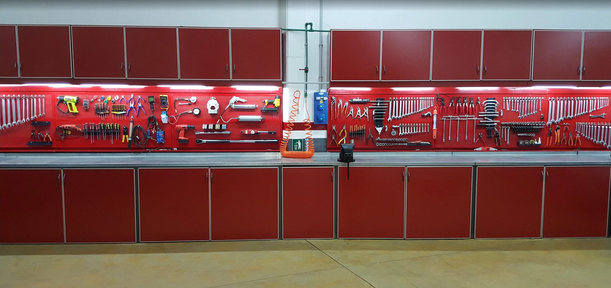 Interior del taller SGS con herramientas y área de reparación de transmisiones